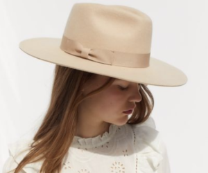 UO Flat Brim Felt Fedora Hat – Beige at Urban Outfitters